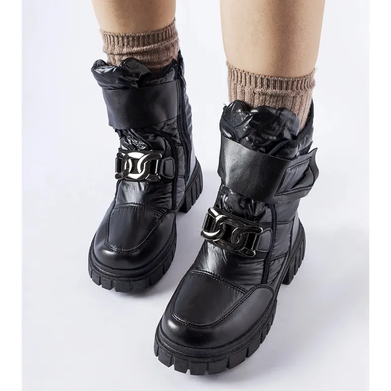 Black snow boots with a decorative Athos buckle